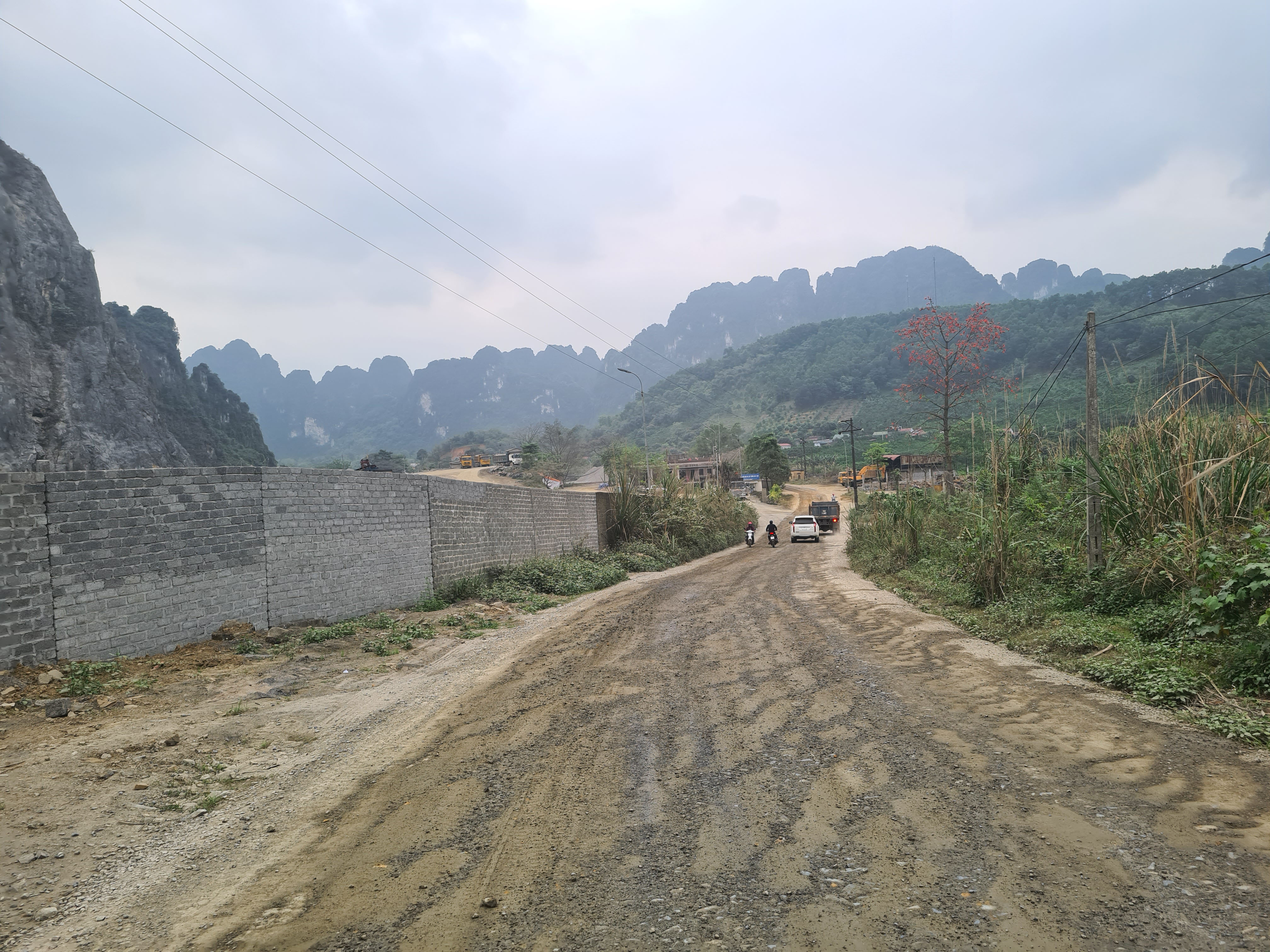 Tuyến đường xuống cấp vì đâu?